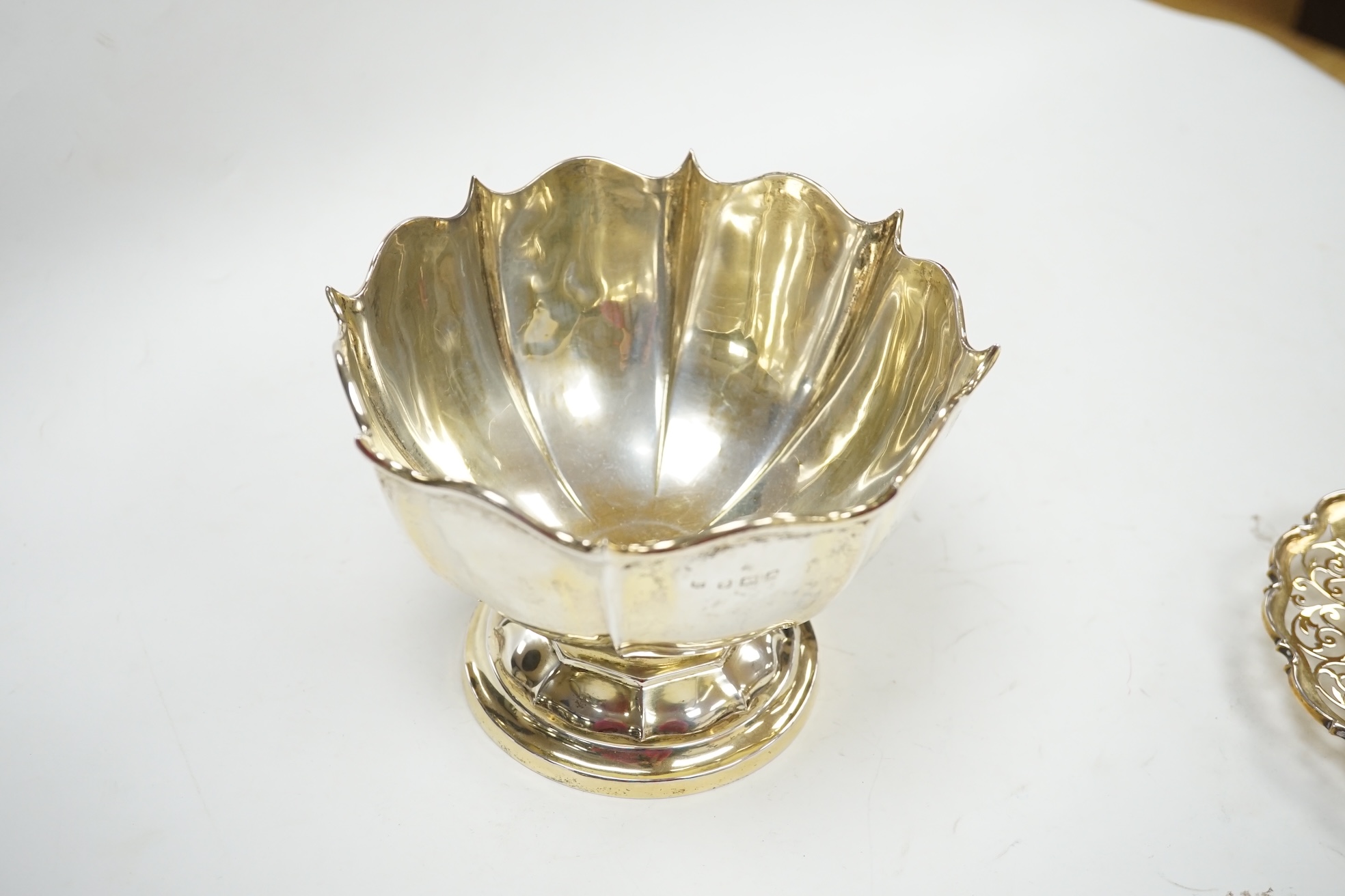 An Edwardian small silver rose bowl, Birmingham, 1906, diameter 14.7cm, together with a later silver waiter and small dish/stand, 13.4oz. Condition - poor to fair